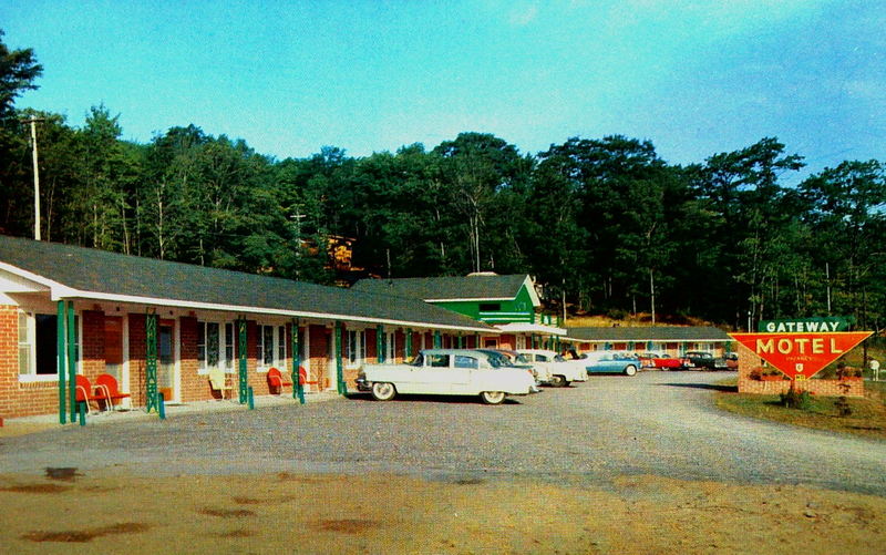 Gateway Motel - Old Postcard (newer photo)